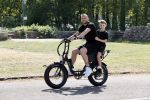 Amsterdam 24 april 2020
Johnny Heitinga en zijn zoon Lennox op een stoere coole electrische fiets , de doppio