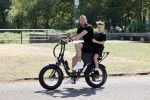 Amsterdam 24 april 2020
Johnny Heitinga en zijn zoon Lennox op een stoere coole electrische fiets , de doppio