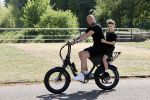 Amsterdam 24 april 2020
Johnny Heitinga en zijn zoon Lennox op een stoere coole electrische fiets , de doppio