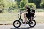 Amsterdam 24 april 2020
Johnny Heitinga en zijn zoon Lennox op een stoere coole electrische fiets , de doppio