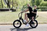 Amsterdam 24 april 2020
Johnny Heitinga en zijn zoon Lennox op een stoere coole electrische fiets , de doppio