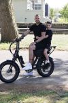 Amsterdam 24 april 2020
Johnny Heitinga en zijn zoon Lennox op een stoere coole electrische fiets , de doppio