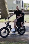 Amsterdam 24 april 2020
Johnny Heitinga en zijn zoon Lennox op een stoere coole electrische fiets , de doppio