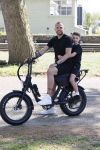Amsterdam 24 april 2020
Johnny Heitinga en zijn zoon Lennox op een stoere coole electrische fiets , de doppio