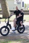 Amsterdam 24 april 2020
Johnny Heitinga en zijn zoon Lennox op een stoere coole electrische fiets , de doppio