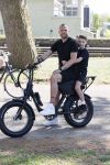 Amsterdam 24 april 2020
Johnny Heitinga en zijn zoon Lennox op een stoere coole electrische fiets , de doppio