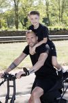 Amsterdam 24 april 2020
Johnny Heitinga en zijn zoon Lennox op een stoere coole electrische fiets , de doppio