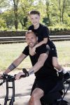 Amsterdam 24 april 2020
Johnny Heitinga en zijn zoon Lennox op een stoere coole electrische fiets , de doppio