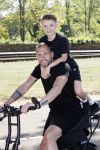 Amsterdam 24 april 2020
Johnny Heitinga en zijn zoon Lennox op een stoere coole electrische fiets , de doppio