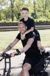 Amsterdam 24 april 2020
Johnny Heitinga en zijn zoon Lennox op een stoere coole electrische fiets , de doppio