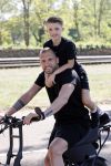 Amsterdam 24 april 2020
Johnny Heitinga en zijn zoon Lennox op een stoere coole electrische fiets , de doppio