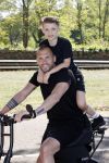 Amsterdam 24 april 2020
Johnny Heitinga en zijn zoon Lennox op een stoere coole electrische fiets , de doppio