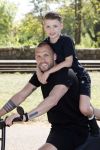 Amsterdam 24 april 2020
Johnny Heitinga en zijn zoon Lennox op een stoere coole electrische fiets , de doppio