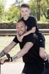 Amsterdam 24 april 2020
Johnny Heitinga en zijn zoon Lennox op een stoere coole electrische fiets , de doppio