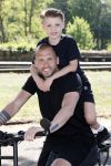 Amsterdam 24 april 2020
Johnny Heitinga en zijn zoon Lennox op een stoere coole electrische fiets , de doppio