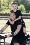 Amsterdam 24 april 2020
Johnny Heitinga en zijn zoon Lennox op een stoere coole electrische fiets , de doppio
