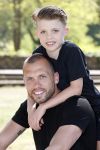 Amsterdam 24 april 2020
Johnny Heitinga en zijn zoon Lennox op een stoere coole electrische fiets , de doppio