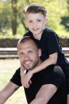 Amsterdam 24 april 2020
Johnny Heitinga en zijn zoon Lennox op een stoere coole electrische fiets , de doppio