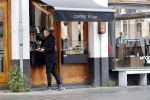 Amsterdam 18 april 2020
Johnny Heitinga haalt koffietje op straat