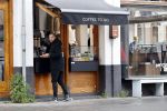 Amsterdam 18 april 2020
Johnny Heitinga haalt koffietje op straat