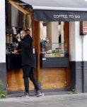 Amsterdam 18 april 2020
Johnny Heitinga haalt koffietje op straat