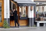 Amsterdam 18 april 2020
Johnny Heitinga haalt koffietje op straat