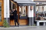 Amsterdam 18 april 2020
Johnny Heitinga haalt koffietje op straat