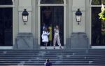 Den Haag 27 april 2020
ivm het corona virus is koningsdag in Maastricht afgelast en vieren Koning Willem Alexander Koningin Maxim en hun dochter prinses Amalia en Ariane de verjaardag van WA op paleis huis ten Bosch.