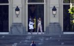 Den Haag 27 april 2020
ivm het corona virus is koningsdag in Maastricht afgelast en vieren Koning Willem Alexander Koningin Maxim en hun dochter prinses Amalia en Ariane de verjaardag van WA op paleis huis ten Bosch.