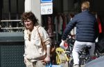 Amsterdam 21 april 2020
Linda v Dijck doet boodschappen op de cornelis schuytstraat.