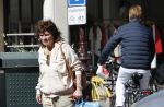 Amsterdam 21 april 2020
Linda v Dijck doet boodschappen op de cornelis schuytstraat.