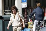 Amsterdam 21 april 2020
Linda v Dijck doet boodschappen op de cornelis schuytstraat.