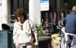 Amsterdam 21 april 2020
Linda v Dijck doet boodschappen op de cornelis schuytstraat.