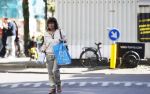 Amsterdam 21 april 2020
Linda v Dijck doet boodschappen op de cornelis schuytstraat.