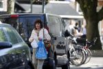 Amsterdam 21 april 2020
Linda v Dijck doet boodschappen op de cornelis schuytstraat.