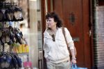 Amsterdam 21 april 2020
Linda v Dijck doet boodschappen op de cornelis schuytstraat.