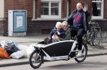 Amsterdam 18 april 2020
Menno Kohler met zijn vrouw en zoon op de bakfiets