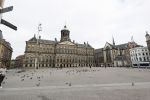 Amsterdam 26 april 2020
Amsterdam is uitgestorven in corona tijd. Bij het paleis op de Dam het Rijksmuseum de grachten de leidsestraat Leidseplein Rembrandtplein etc lopen bijna geen mensen.