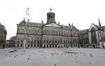 Amsterdam 26 april 2020
Amsterdam is uitgestorven in corona tijd. Bij het paleis op de Dam het Rijksmuseum de grachten de leidsestraat Leidseplein Rembrandtplein etc lopen bijna geen mensen.