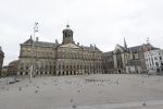 Amsterdam 26 april 2020
Amsterdam is uitgestorven in corona tijd. Bij het paleis op de Dam het Rijksmuseum de grachten de leidsestraat Leidseplein Rembrandtplein etc lopen bijna geen mensen.