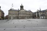 Amsterdam 26 april 2020
Amsterdam is uitgestorven in corona tijd. Bij het paleis op de Dam het Rijksmuseum de grachten de leidsestraat Leidseplein Rembrandtplein etc lopen bijna geen mensen.