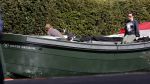 Amsterdam 19 april 2020
Prins Bernhard Prinses Annette en hun kinderen aan het varen op de grachten van Amsterdam . Ze varen in een groene waterdream ( Merk van Prins Bernhard)