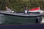 Amsterdam 19 april 2020
Prins Bernhard Prinses Annette en hun kinderen aan het varen op de grachten van Amsterdam . Ze varen in een groene waterdream ( Merk van Prins Bernhard)