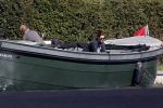 Amsterdam 19 april 2020
Prins Bernhard Prinses Annette en hun kinderen aan het varen op de grachten van Amsterdam . Ze varen in een groene waterdream ( Merk van Prins Bernhard)