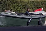 Amsterdam 19 april 2020
Prins Bernhard Prinses Annette en hun kinderen aan het varen op de grachten van Amsterdam . Ze varen in een groene waterdream ( Merk van Prins Bernhard)