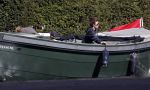 Amsterdam 19 april 2020
Prins Bernhard Prinses Annette en hun kinderen aan het varen op de grachten van Amsterdam . Ze varen in een groene waterdream ( Merk van Prins Bernhard)
