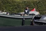 Amsterdam 19 april 2020
Prins Bernhard Prinses Annette en hun kinderen aan het varen op de grachten van Amsterdam . Ze varen in een groene waterdream ( Merk van Prins Bernhard)