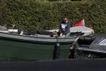 Amsterdam 19 april 2020
Prins Bernhard Prinses Annette en hun kinderen aan het varen op de grachten van Amsterdam . Ze varen in een groene waterdream ( Merk van Prins Bernhard)