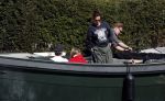 Amsterdam 19 april 2020
Prins Bernhard Prinses Annette en hun kinderen aan het varen op de grachten van Amsterdam . Ze varen in een groene waterdream ( Merk van Prins Bernhard)