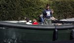 Amsterdam 19 april 2020
Prins Bernhard Prinses Annette en hun kinderen aan het varen op de grachten van Amsterdam . Ze varen in een groene waterdream ( Merk van Prins Bernhard)